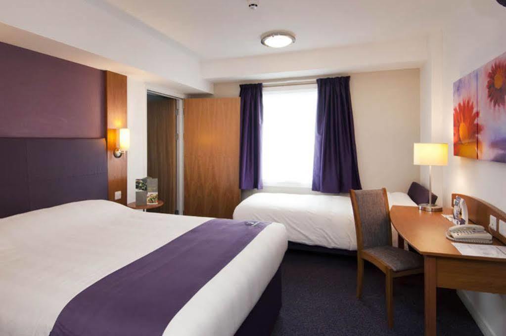 Premier Inn Брентвуд Экстерьер фото